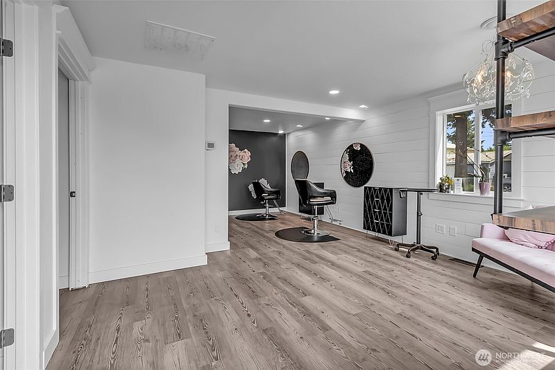 4th image of 108 Centre Street S