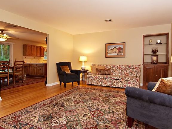 LARGE LIVING ROOM