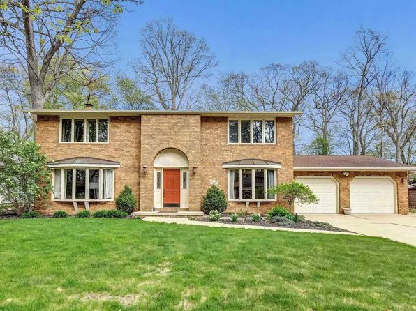 419 E Le Capitaine Cir, Green Bay, WI 54302