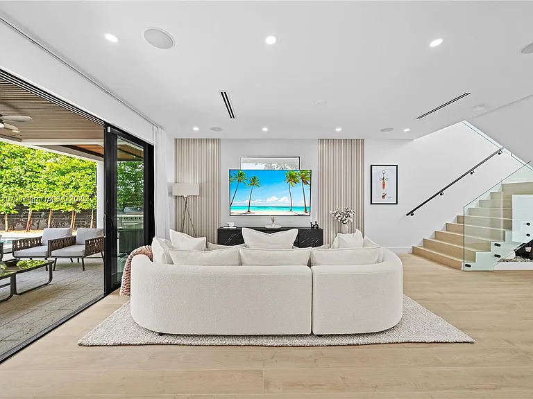 550 NW 42nd St — Photo 8