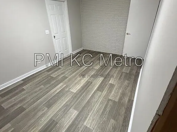 5621 NE 51st St, Kansas City, MO 64119