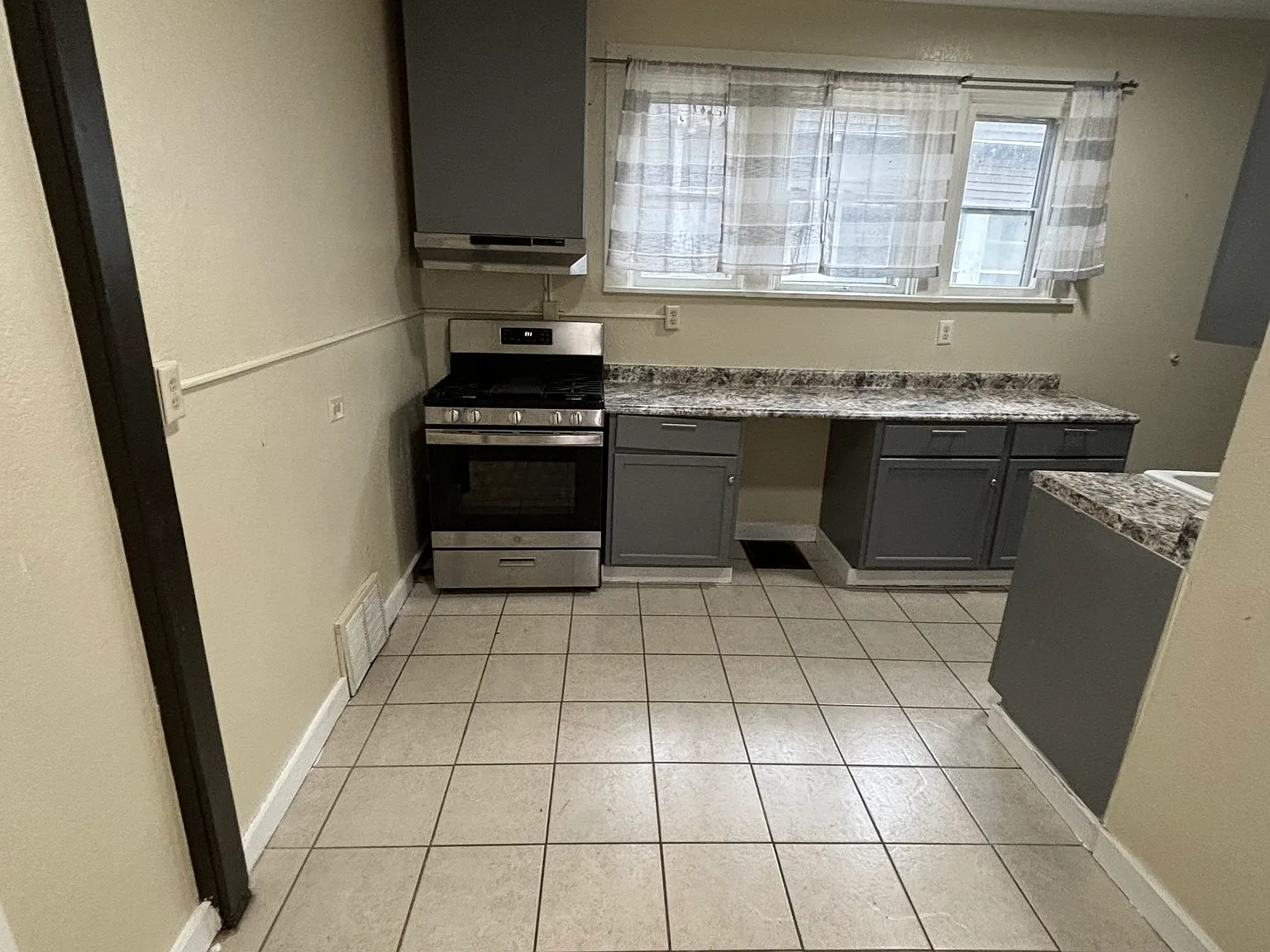 3 bed, 1300 sqft, $1,200 — Photo 2