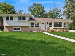 30 Crescent Dr, Glenview, IL 60025