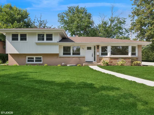 30 Crescent Dr, Glenview, IL 60025