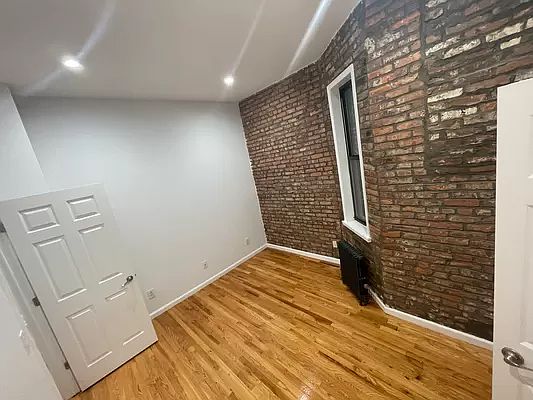 4th image of 605 Gates Ave APT 1
