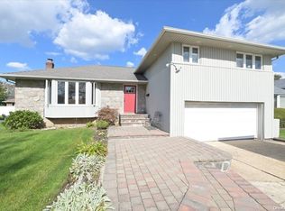 46 Parkway Dr, Syosset, NY 11791