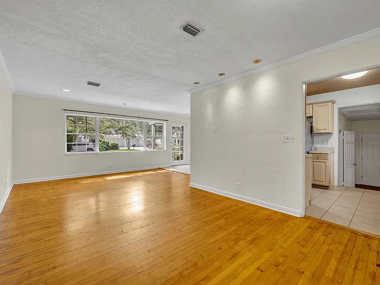 1816 Mizell Ave — Photo 9