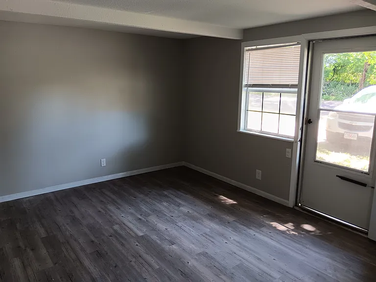 3 bed, 1.5 bath, $895 — Photo 3