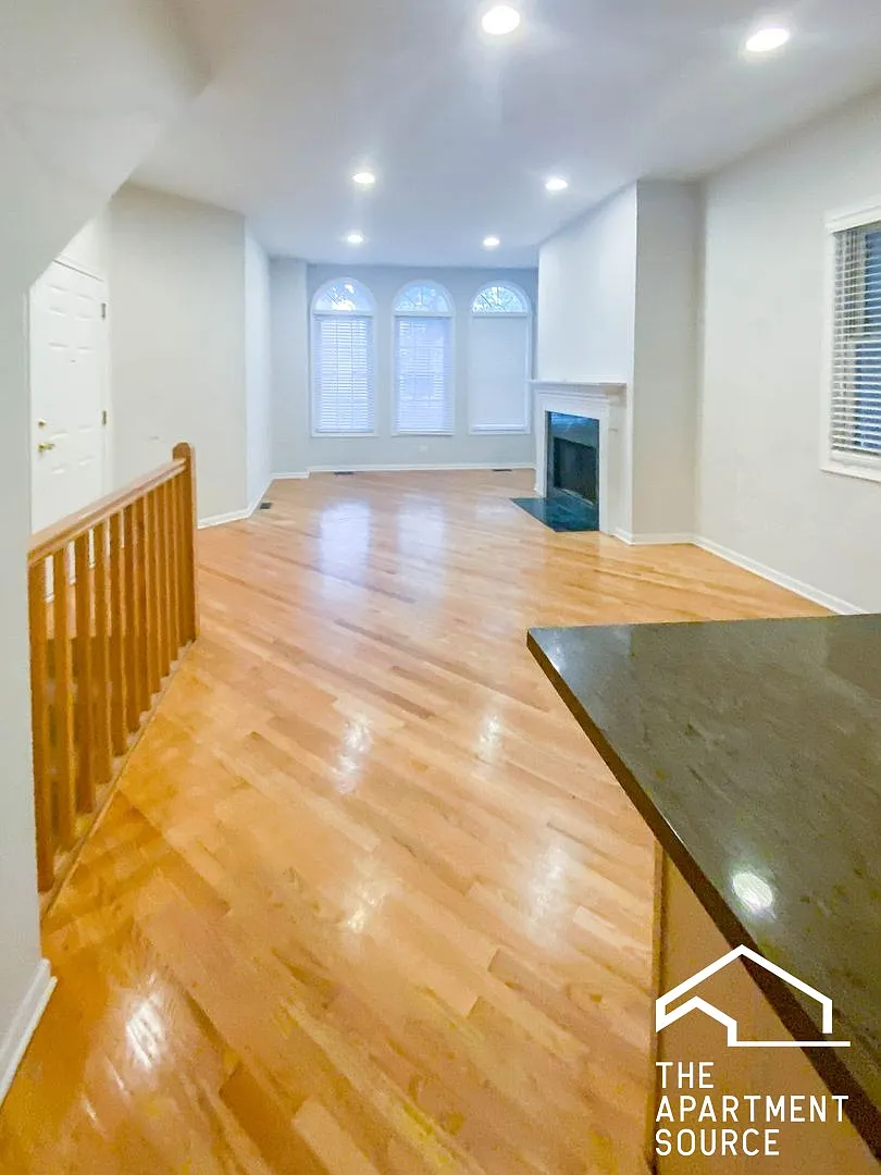 4 bed, 2500 sqft, $6,750 — Photo 2