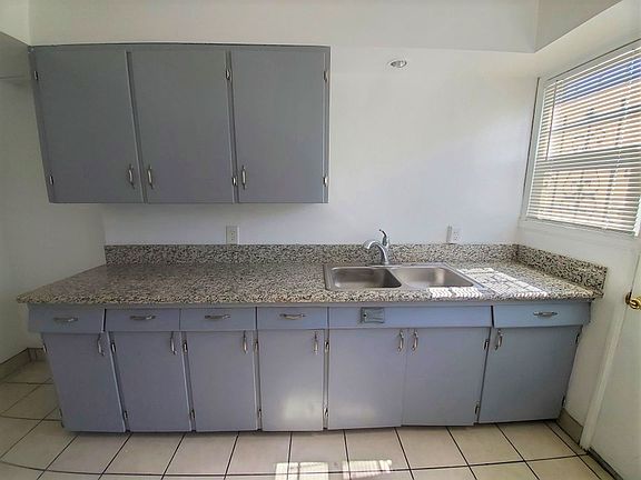 5th image of 939 E Hyde Park Blvd #173