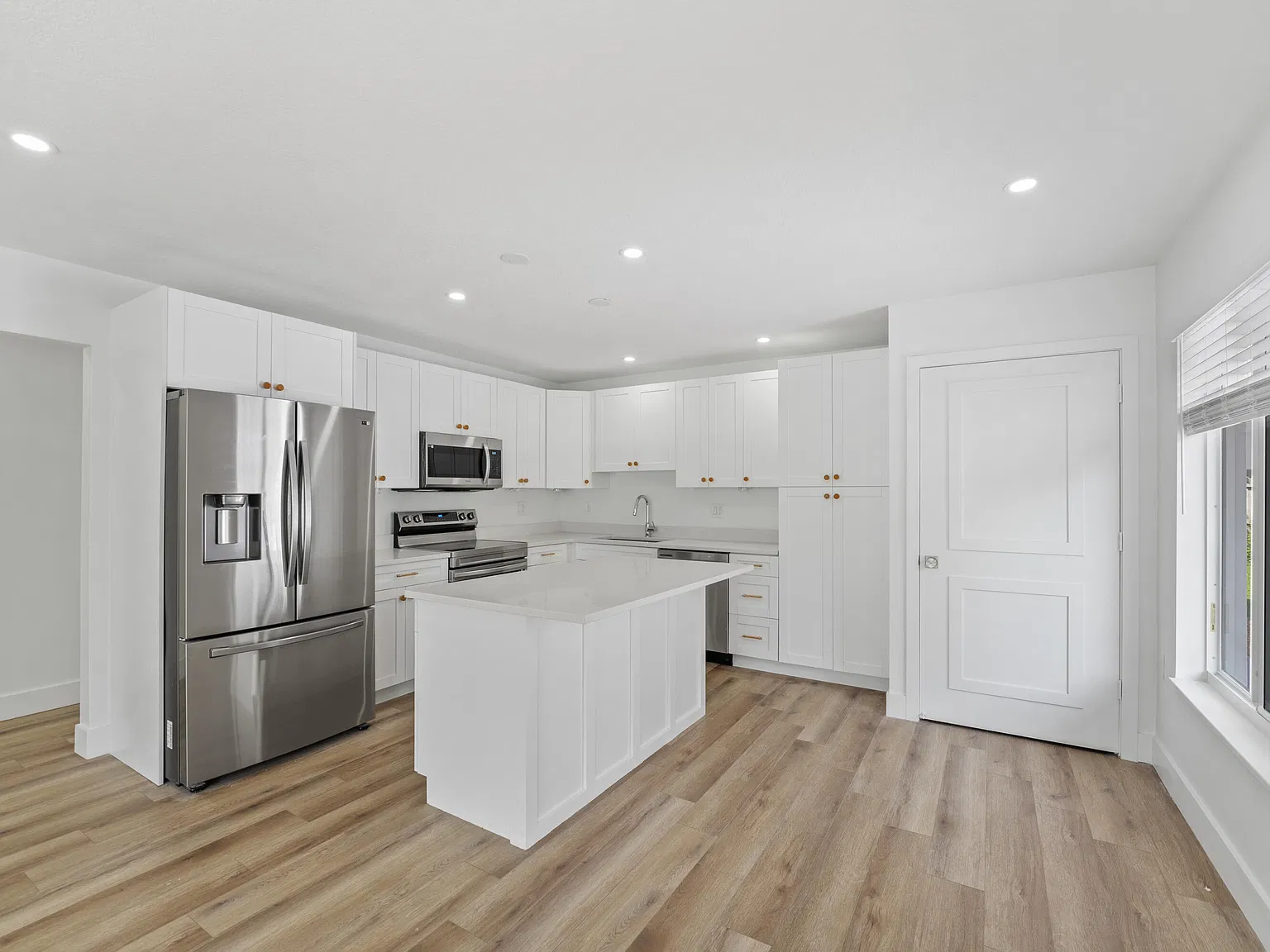 2 bed, 2.0 bath, 1037 sqft, $2,599 — Photo 2