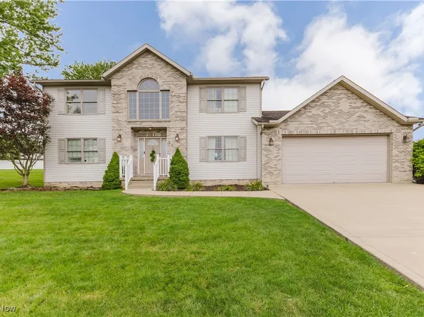 32 Par Three Dr, Follansbee, WV 26037