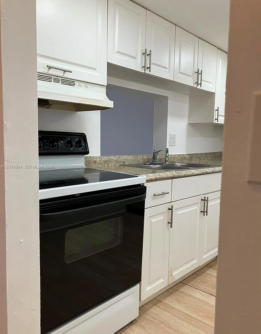 Brookfield Square Condo — Photo 4