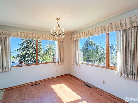 4th image of 136 Oakcrest Avenue