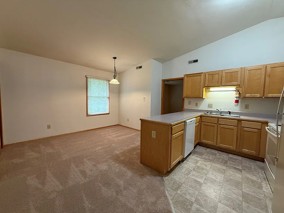 906 E Hillside Dr