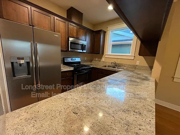 532 NE Sumner St #A — Photo 6