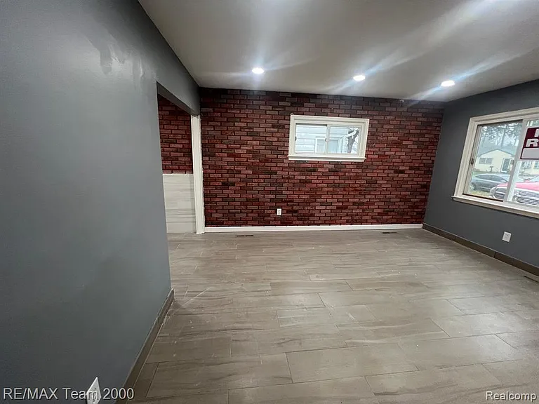 6365 Helen St — Photo 7