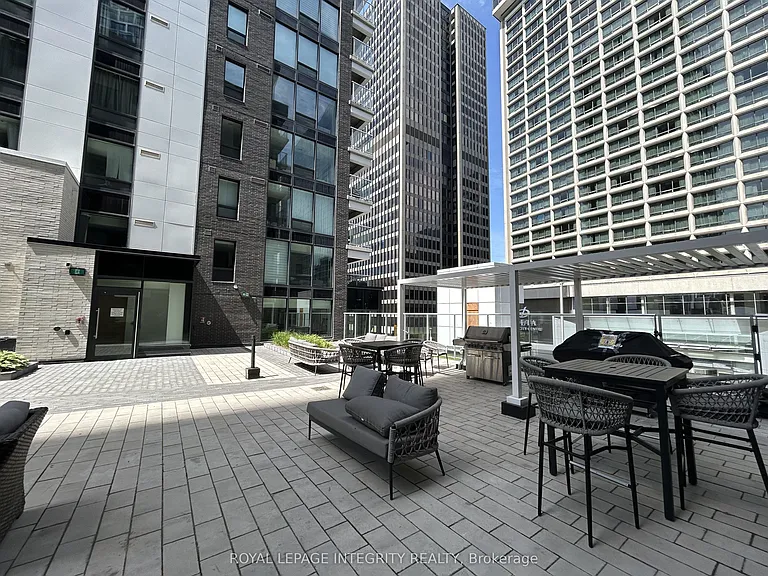 340 Queen St #810 — Photo 17