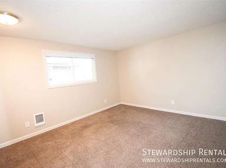 1355 Liberty St N #E — Photo 8