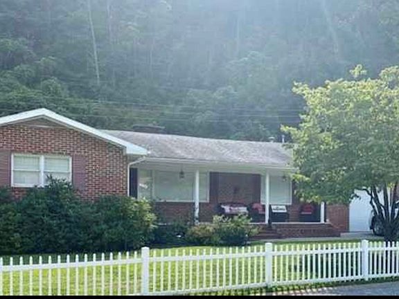 4th image of 129 Clark Dr