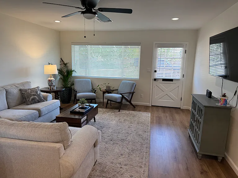 1008 W 10th Pl — Photo 14