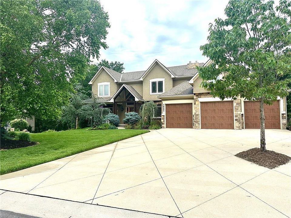 2nd image of 4521 NE Hideaway Hill Cir