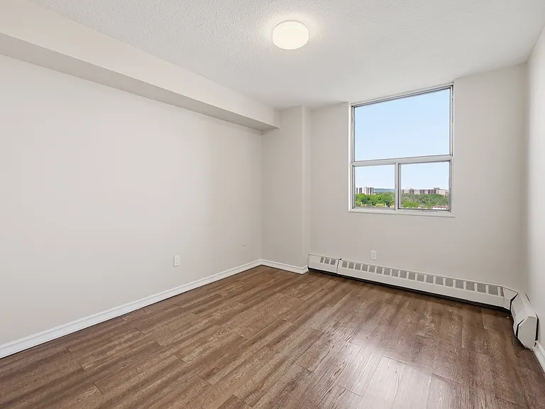 2772 Barton St E — Photo 21