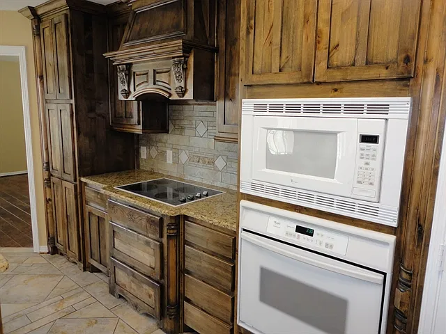 4 bed, 2.0 bath, 1928 sqft, $2,605 — Photo 2