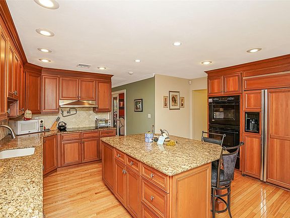 5th image of 24 Waters Edge Ln
