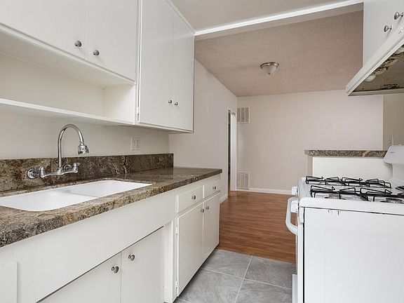 3rd image of 12860 Oxnard St APT 3