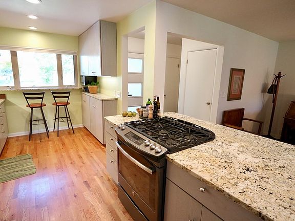 4th image of 1502 E Sherwood Dr