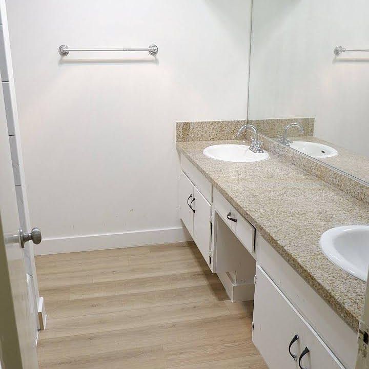 2nd image of 5725 Reseda Blvd APT 28