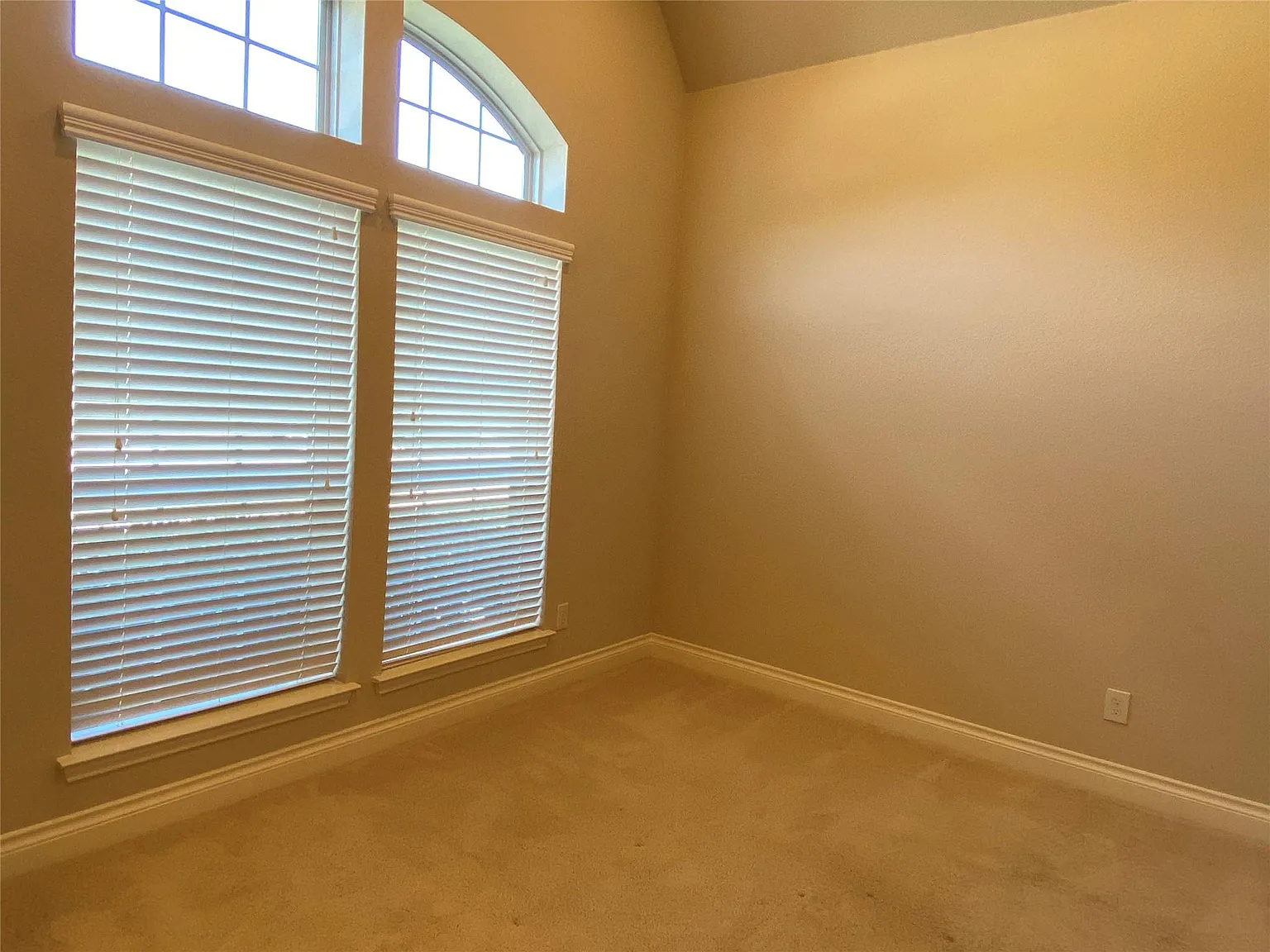 4 bed, 3.0 bath, 3564 sqft, $3,000 — Photo 4