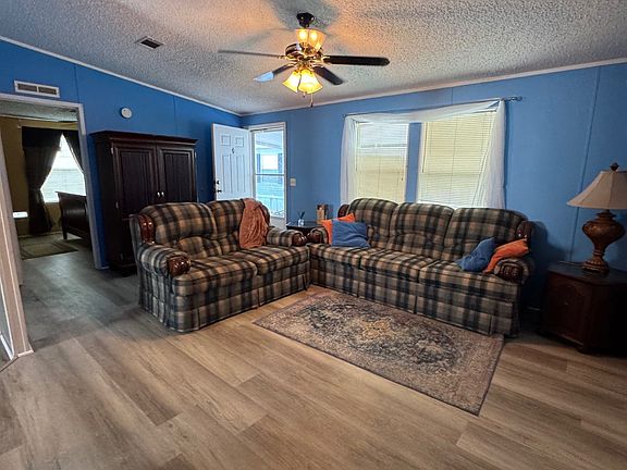 3rd image of 3908 Deborah St