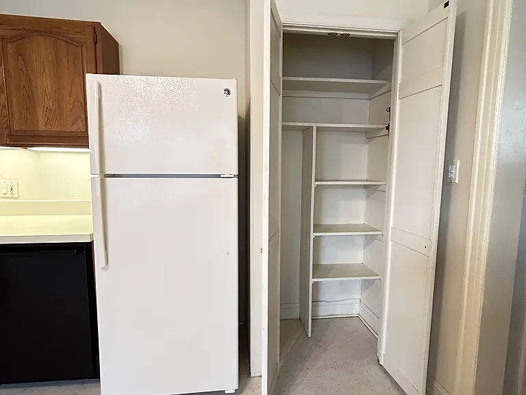 434 W Walnut St — Photo 9