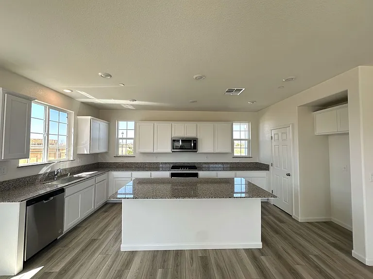 621 Cogburn Cir — Photo 7
