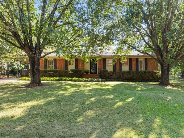 207 Preston Ct, Opelika, AL 36801