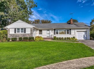 750 Kensington Ct, Westbury, NY 11590