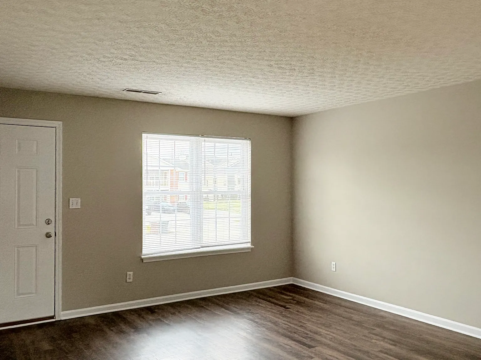 2 bed, 1.5 bath, 1000 sqft, $895 — Photo 2