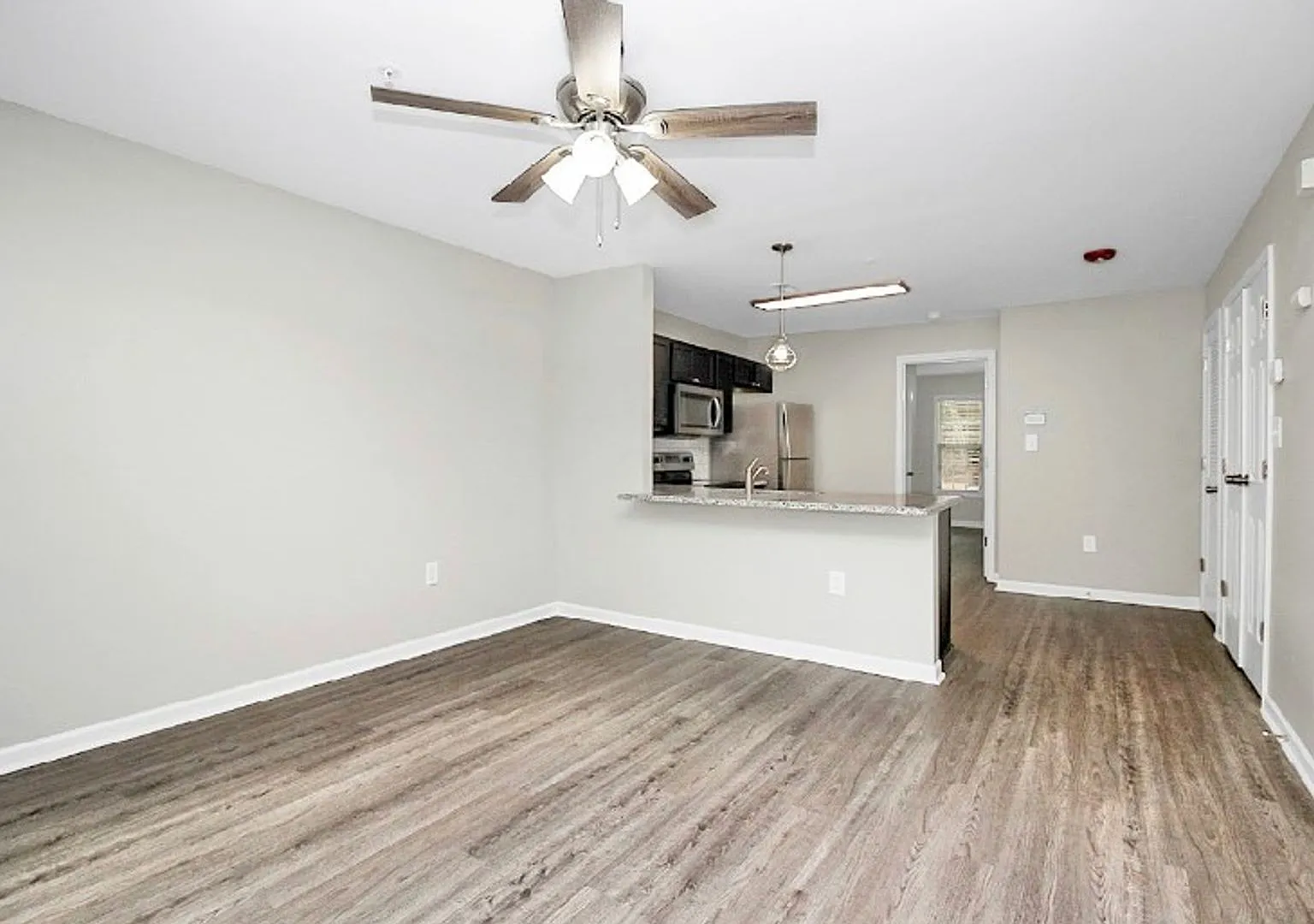 Charming 1 Bedroom/1 Bathroom Condo - Newly Renovated - Open Floor Plan - Optional Amenities Avai... — Photo 3