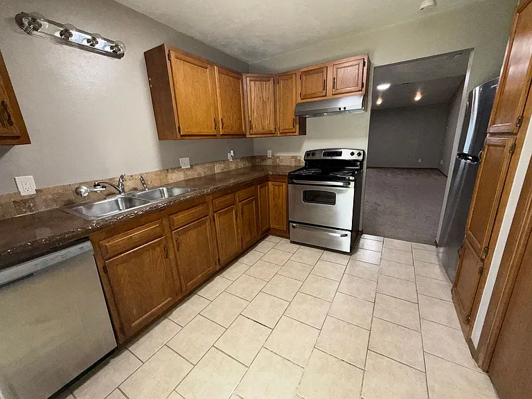 824-930 Railhead Dr — Photo 15