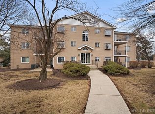 1258 Chalet Rd APT 201, Naperville, IL 60563