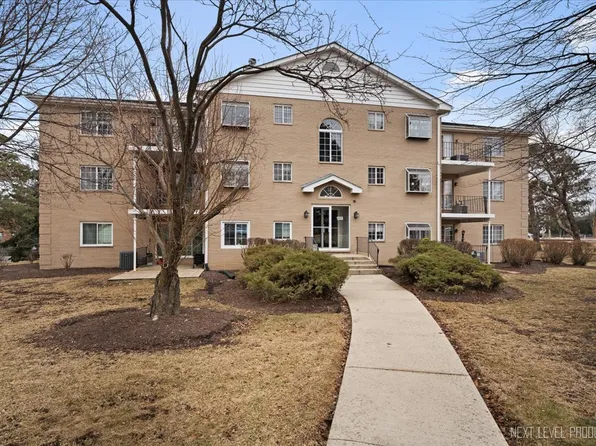 1258 Chalet Rd APT 201, Naperville, IL 60563