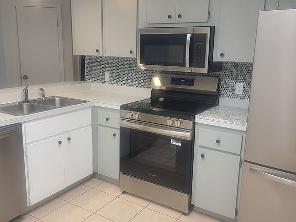 3rd image of 810 Druid Pl