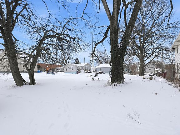 2nd image of 2405 Cass St