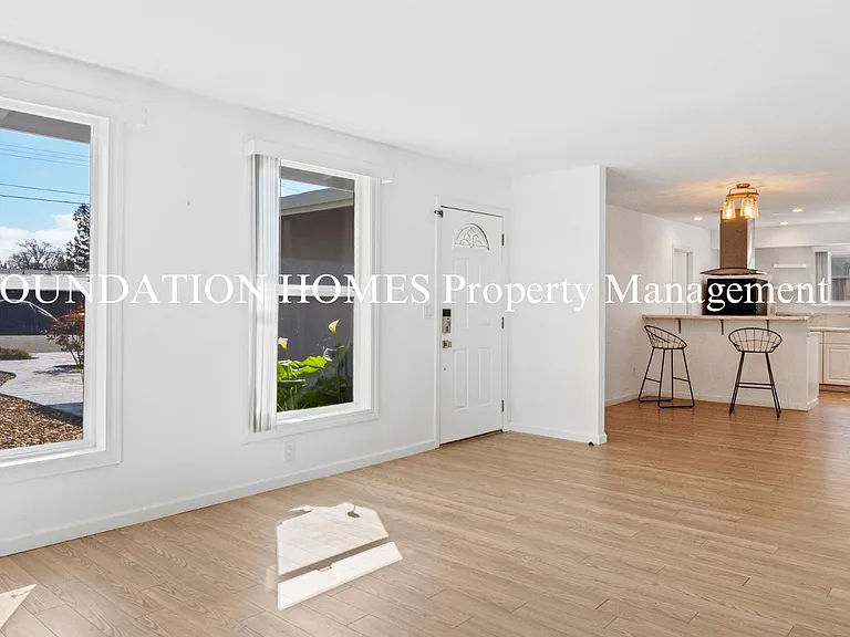 151 Kenwood Ct — Photo 5