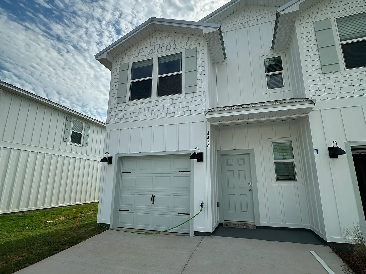 3 bed, 2.5 bath, 1437 sqft, $2,300 — Photo 1