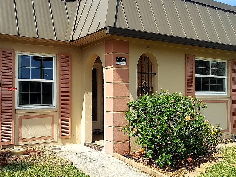 4211 Hampton Dr — Photo 2