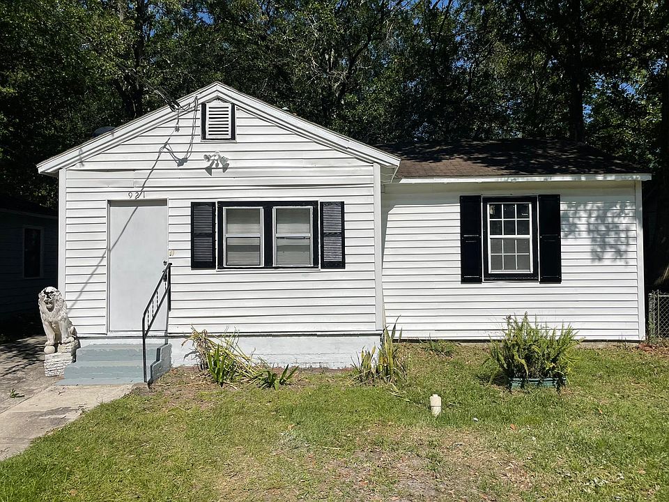 1st image of 921 Mackinaw St