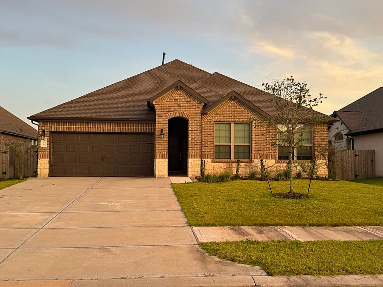 911 Wormwood Dr — Photo 1